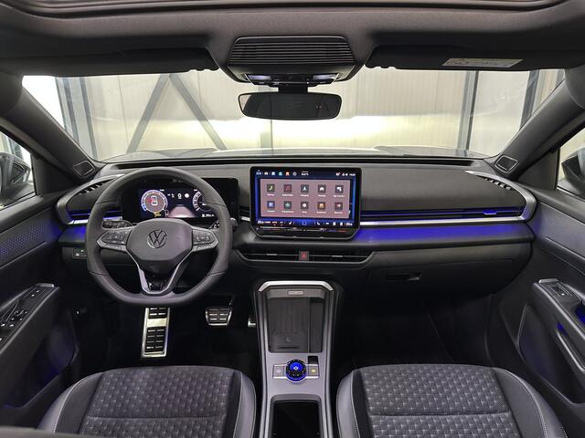Volkswagen T-Roc 1.5 eTsi R-Line First Edition | H&K | Trekhaak | Pano | Black-style | Licht-pakket (IQ.Light)