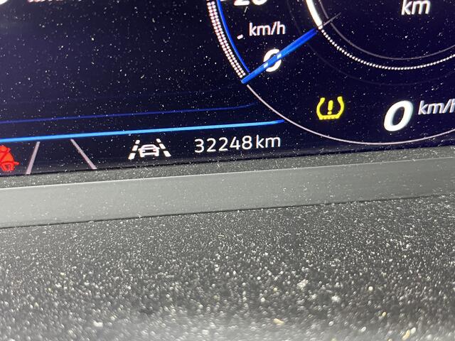Volkswagen T-Roc 1.5 TSI R-Line / AUTOMAAT/ PANODAK/ KEYLESS/ DIGITAL DASH/ APP-CONNECT/ PARK. SENSOREN + CAMERA/ CLIMATE/ STOELVERWARMING/ 19" LMV