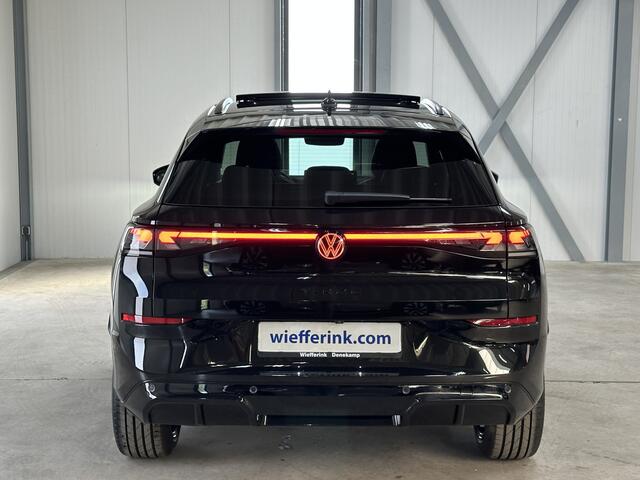 Volkswagen T-Roc 1.5 eTsi R-Line First Edition | H&K | Trekhaak | Pano | Black-style | Licht-pakket (IQ.Light)