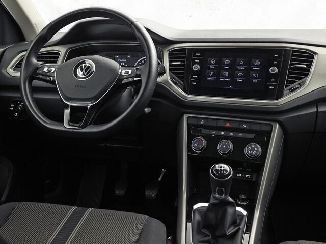Volkswagen T-Roc 1.0 TSI Sport (APPLE CARPLAY, 1e EIGENAAR, GROOT NAVI, LM VELGEN, SPORTSTOELEN, PARKEERSENSOREN, ADAPTIVE CRUISE, NIEUWSTAAT)