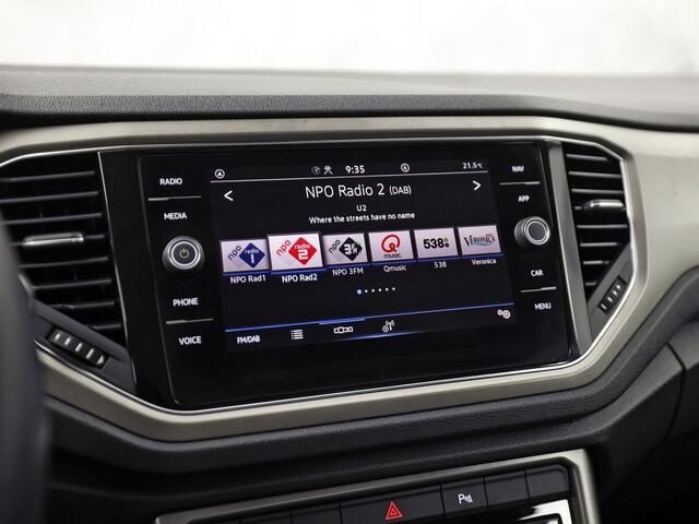 Volkswagen T-Roc 1.0 TSI Sport (APPLE CARPLAY, 1e EIGENAAR, GROOT NAVI, LM VELGEN, SPORTSTOELEN, PARKEERSENSOREN, ADAPTIVE CRUISE, NIEUWSTAAT)
