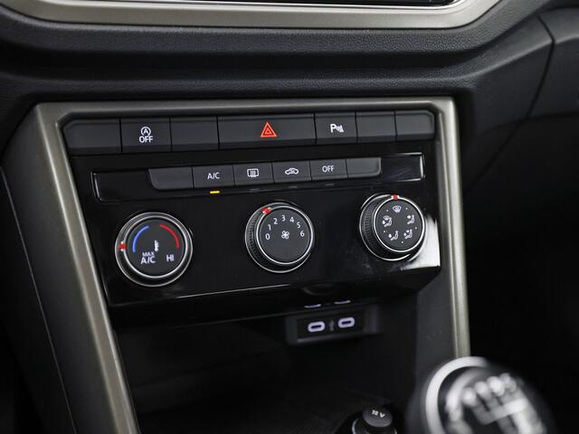 Volkswagen T-Roc 1.0 TSI Sport (APPLE CARPLAY, 1e EIGENAAR, GROOT NAVI, LM VELGEN, SPORTSTOELEN, PARKEERSENSOREN, ADAPTIVE CRUISE, NIEUWSTAAT)