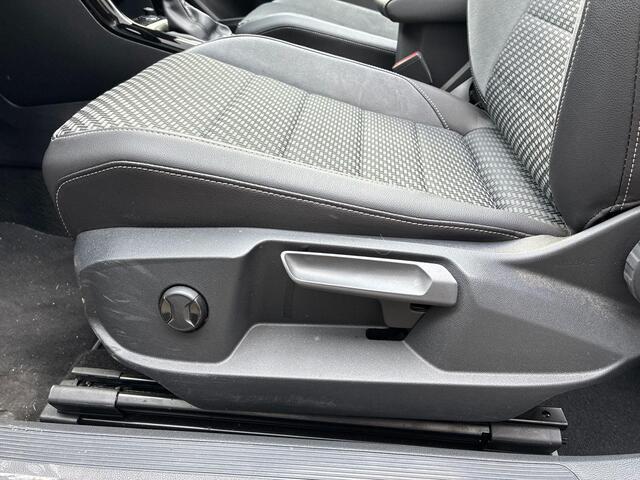 Volkswagen T-Roc Cabrio 1.5TSI/150PK R-Line DSG · Apple/Android Car Play · Stoel-& Stuurverwarming · Parkeersensoren