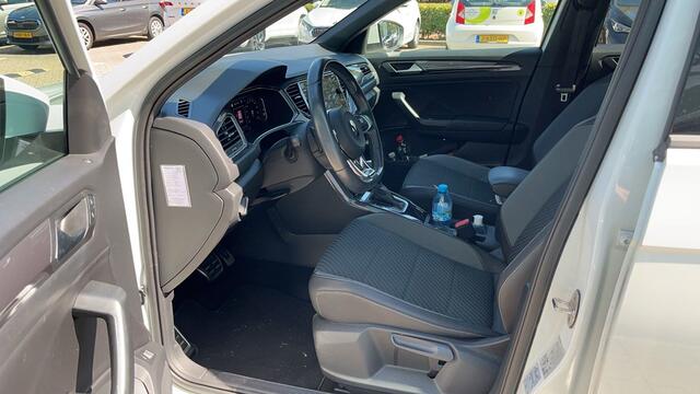 Volkswagen T-Roc 1.5 TSI 150pk R-Line / Virtual Cockpit / R-Line Exterieur & Interieur / 19" LMV Suzuka / Achteruitrijcamera / Stoelverwarming / Digitale Cockpit / Elektrische Achterklep / Dodehoek Sensor