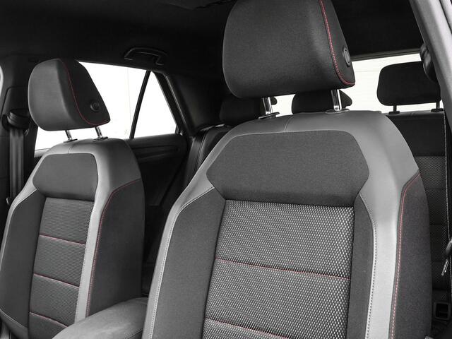 Volkswagen T-Roc 1.5 TSI 150pk DSG Sport · Apple/Android Car Play · BEATS Audio · Camera · Keyless · Navigatie · Stoelverwarming · 19'' Inch ·