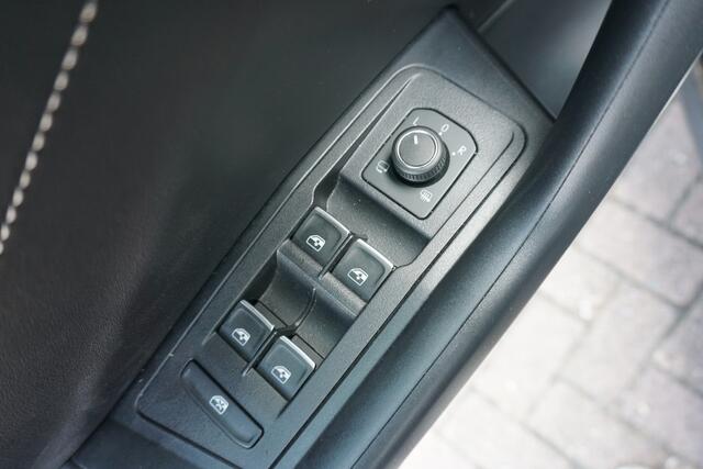 Volkswagen T-Roc 1.5 TSI R-Line Edition Trekhaak | ACC | Camera *All in prijs*