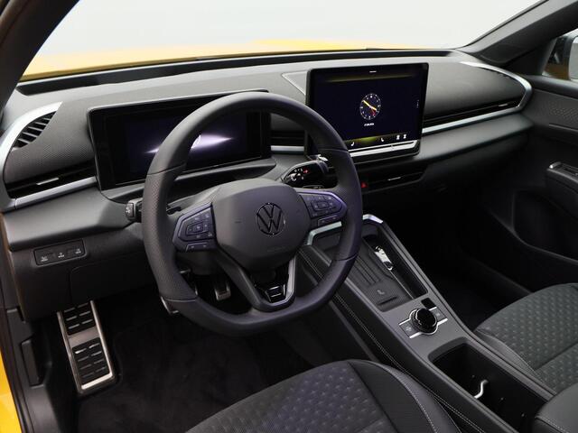 Volkswagen T-Roc R-Line First Edition 1.5 eTSI 150 PK | Trekhaak | Elektrische Achterklep | 360 Camera | Head-Up Display | Stoel- & Stuurverwarming |