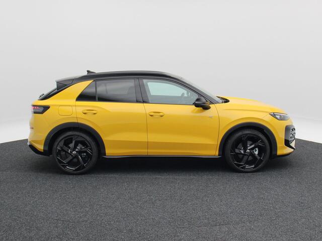 Volkswagen T-Roc R-Line First Edition 1.5 eTSI 150 PK | Trekhaak | Elektrische Achterklep | 360 Camera | Head-Up Display | Stoel- & Stuurverwarming |