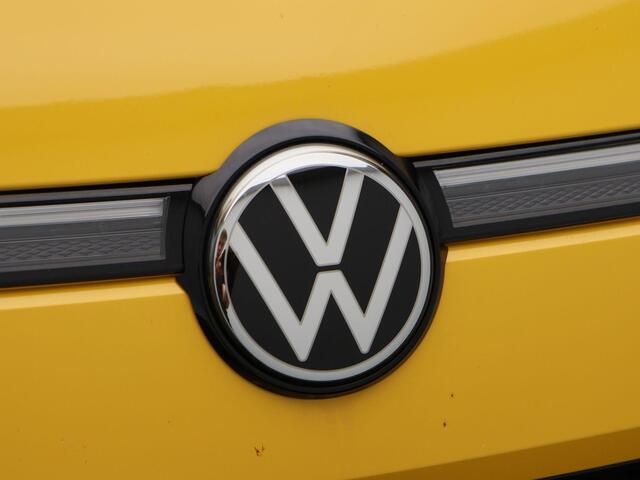 Volkswagen T-Roc R-Line First Edition 1.5 eTSI 150 PK | Trekhaak | Elektrische Achterklep | 360 Camera | Head-Up Display | Stoel- & Stuurverwarming |