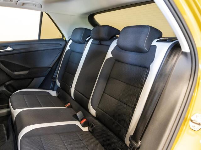 Volkswagen T-Roc 1.5 TSI Sport / 150pk / Panorama dak / Trekhaak / Achteruitrij camera /