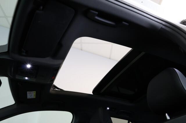 Volkswagen T-Roc 1.5 TSI R-Line Black Edition - Schuif/kanteldak - Trekhaak - 19 Inch
