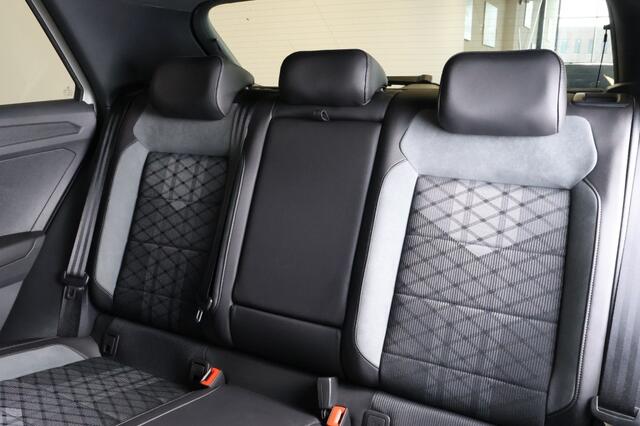 Volkswagen T-Roc 1.5 TSI R-Line Black Edition - Schuif/kanteldak - Trekhaak - 19 Inch