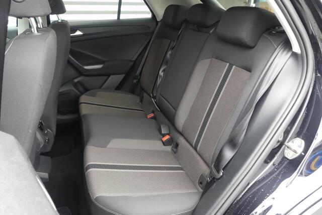 Volkswagen T-Roc 1.0 TSI Style TREKHAAK, ADAPT. CRUISE, CLIMA, NAVI, PDC V&A, APPLE CARPLAY/ANDROID AUTO, 123.953KM