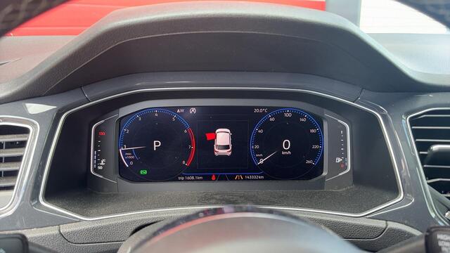 Volkswagen T-Roc 1.5 TSI Sport R-LINE / AUTOMAAT / NWE D-RIEM / PANORAMADAK / TREKHAAK / FULL LED / CAMERA / CARPLAY / ACC / NL-AUTO