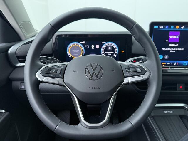 Volkswagen T-Roc Life First Edition 1.5 eTSI 85 kW / 116 PK DSG | Comfort pakket | LED Plus verlichting met lichtstrip in grille & verlichte logo's |