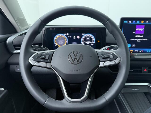 Volkswagen T-Roc Life First Edition 1.5 eTSI 85 kW / 116 PK DSG | Comfort pakket | LED Plus verlichting met lichtstrip in grille & verlichte logo's |