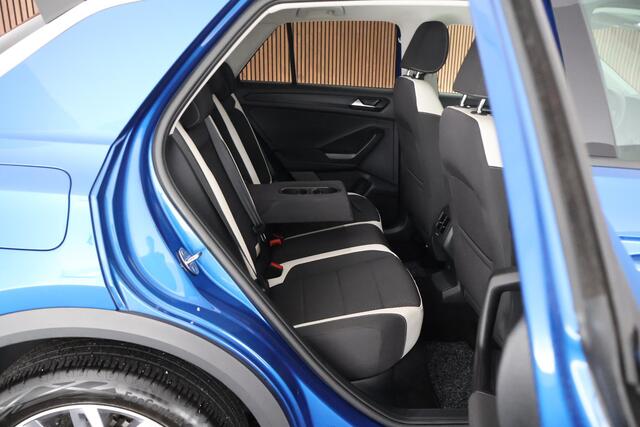Volkswagen T-Roc 1.5 TSI 150pk DSG Sport Trekhaak Stoelverwarming Camera Keyless Stoelverwarming Navigatie
