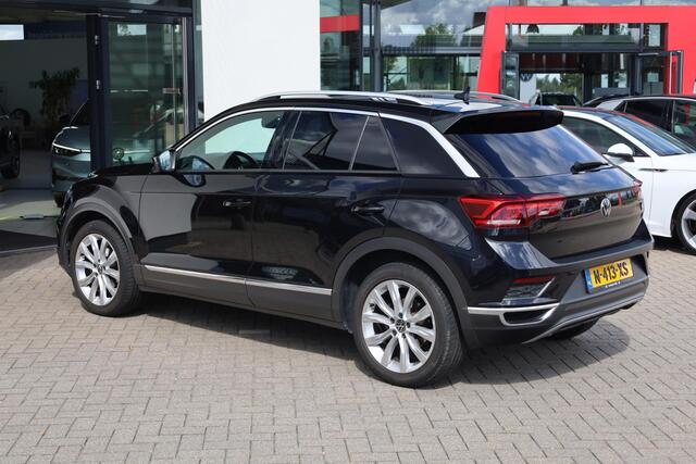 Volkswagen T-Roc 1.5 TSI Sport achteruitrijcamera, stoelverwarming, privacy gla,s keyless entry, 18" LMV, lendesteun, navigatie, digital cockpit pro ,climatronic, spiegel pakket en elektrische achterklep