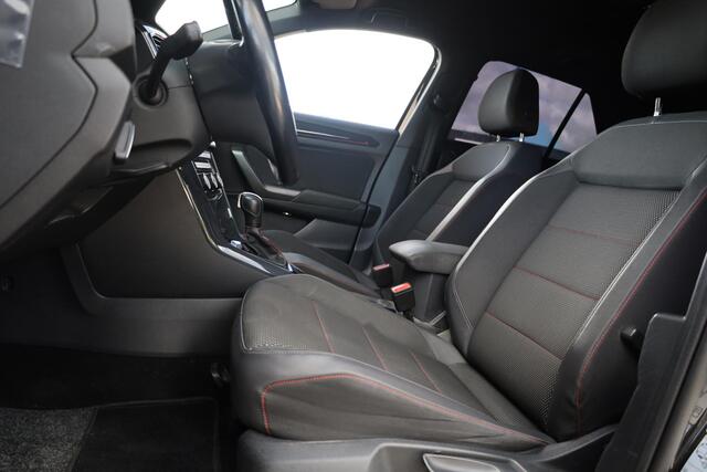 Volkswagen T-Roc 1.5 TSI Sport achteruitrijcamera, stoelverwarming, privacy gla,s keyless entry, 18" LMV, lendesteun, navigatie, digital cockpit pro ,climatronic, spiegel pakket en elektrische achterklep