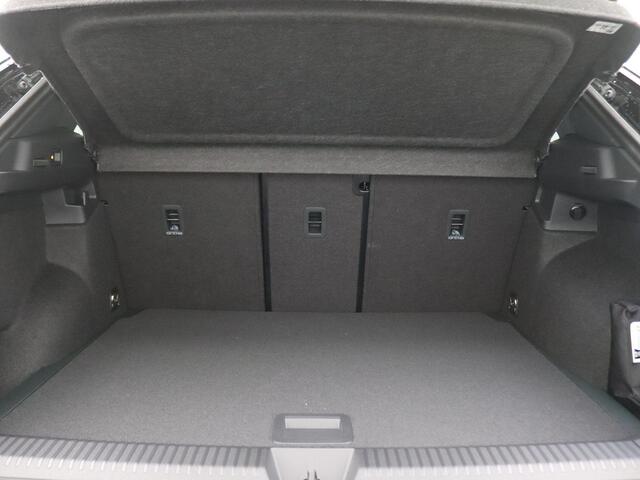 Volkswagen T-Roc 1.5 eTsi R-Line First Edition 150PK DSG Pano-Schuifdak, Trekhaak, Black Style, 20'' LM Velgen, Keyless, Side Assist, Matrix LED-Verlichting, Achteruitrijcamera