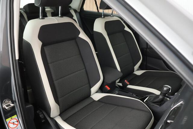Volkswagen T-Roc 1.5 TSI 150pk DSG Sport LED Trekhaak Camera Virtual Cockpit Navigatie