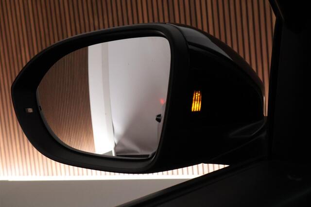 Volkswagen T-Roc 1.5 TSI 150pk DSG R-Line Business+ Trekhaak Camera Keyless LED Stoelverwarming Virtual Cockpit Navigatie