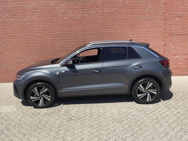 Volkswagen T-Roc 1.5 TSI 150pk DSG R-Line Navigatie Apple Carplay / Android Auto Parkeersensoren Afneembare trekhaak Park Assist Adaptive Cruise Control Elektrische achterklep Stoel- en stuurverwarming Climate Control Ledverlichting Virtual Cockpit