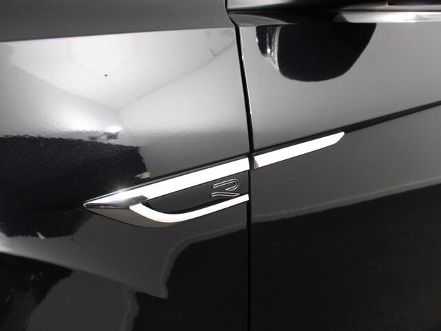 Volkswagen T-Roc 1.5 eTsi R-Line Edition Automaat Navigatie Apple Carplay/Android Auto Camera Parkeersensoren Adaptive Cruise Control Stoelverwarming Virtual Cockpit Elektrische achterklep Getinte ramen Climate Control