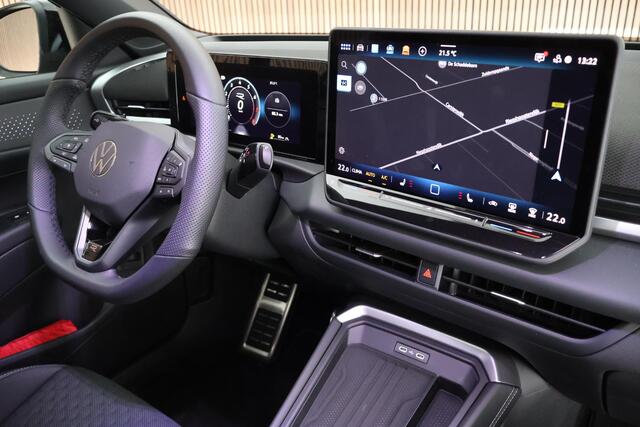 Volkswagen T-Roc 1.5 eTsi 150pk R-Line First Edition Black Style Trekhaak Camera Keyless Stoelverwarming Navigatie Panoramadak