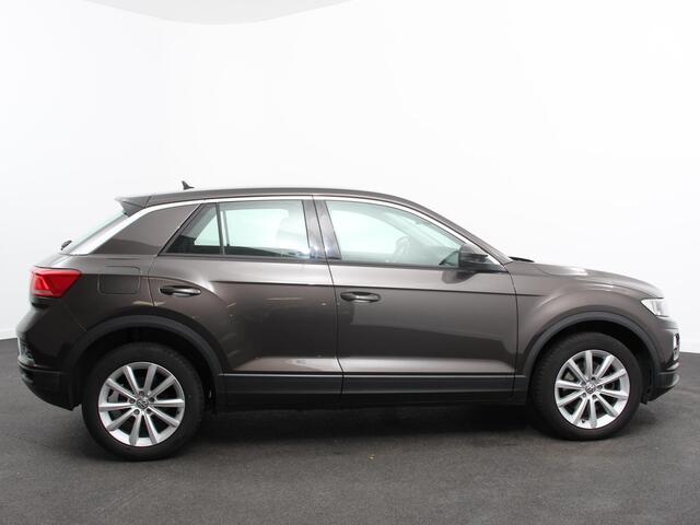 Volkswagen T-Roc 1.5 TSI Style Climate control cruise control Navigatie Parkeersensoren Lichtmetalen velgen