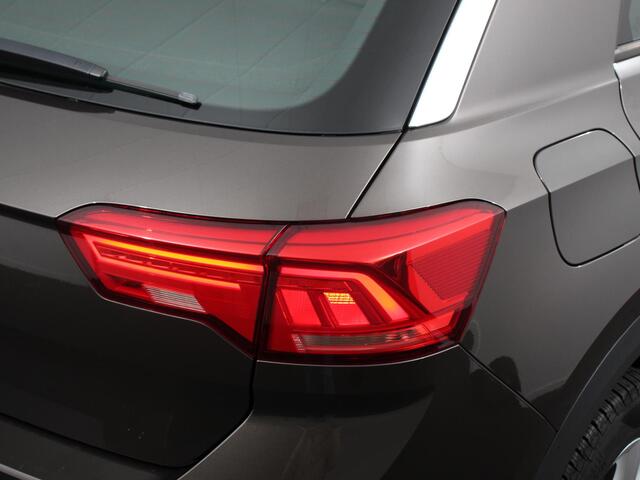 Volkswagen T-Roc 1.5 TSI Style Climate control cruise control Navigatie Parkeersensoren Lichtmetalen velgen