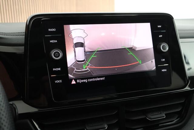 Volkswagen T-Roc 1.5 TSI 150pk DSG R-Line Business Black Style Panoramadak Trekhaak Camera Navigatie Beats Stoelverwarming Keyless