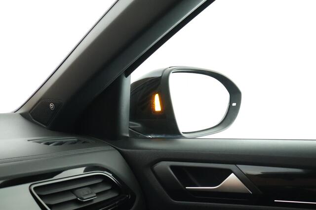 Volkswagen T-Roc 1.5 TSI 150pk DSG R-Line Business Black Style Panoramadak Trekhaak Camera Navigatie Beats Stoelverwarming Keyless