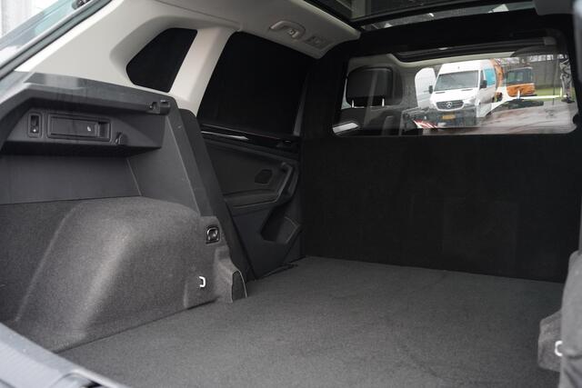 Volkswagen TIGUAN 2.0 TDI 150 pk Aut. Grijs Kenteken 2-Zits Navi Panoramadak, LED IQ Light Koplampen, Trekhaak Wegklapbaar