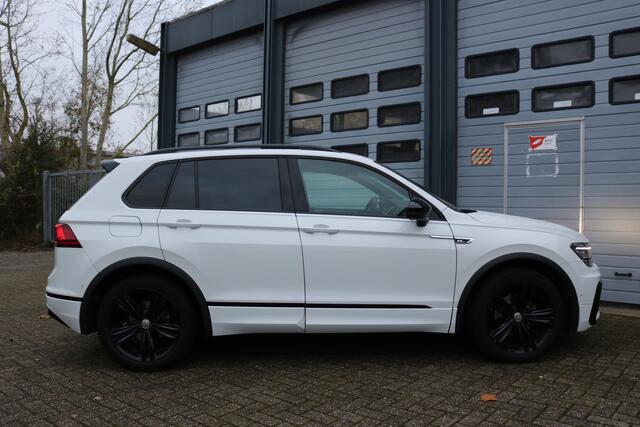 Volkswagen TIGUAN 1.5 TSI ACT Highline Business R Xenon Led Panodak T-haak Bj:2020