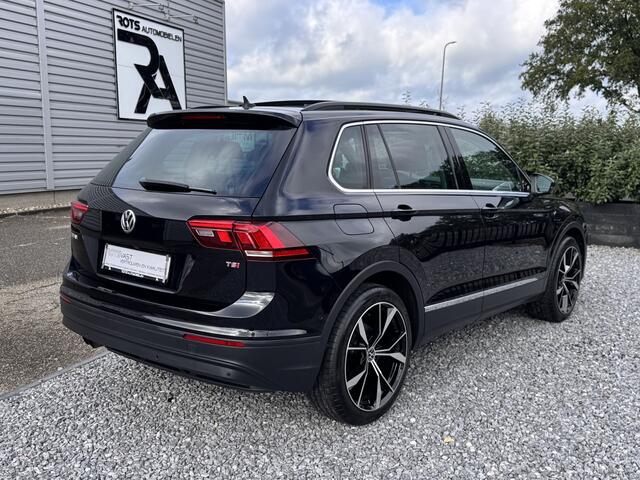 Volkswagen TIGUAN 1.4 TSI ACT Highline DSG Pano|Camera|Navi|ACC Zwart!