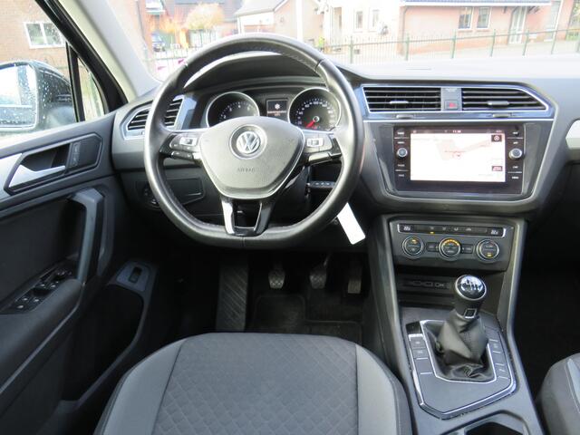Volkswagen TIGUAN 1.5 TSI Comfortline Business * Rijklaarprijs incl. garantie * Panoramadak * Trekhaak * PDC V+A * Navi * Carplay Android