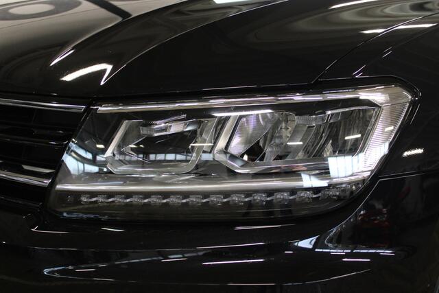 Volkswagen TIGUAN 1.5 TSI ACT Highline Business R | incl. 12 maanden garantie | R-Line | Wegklapbare trekhaak | Adaptive cruise | Navigatie | 19 " lichtmetalen velgen | LED koplampen | DAB+ radio | Parkeersensoren voor en achter | Elektrische kofferklep | Zwarte hemelbekle