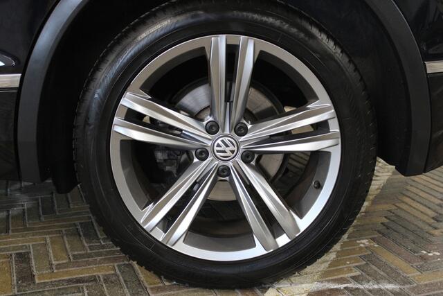 Volkswagen TIGUAN 1.5 TSI ACT Highline Business R | incl. 12 maanden garantie | R-Line | Wegklapbare trekhaak | Adaptive cruise | Navigatie | 19 " lichtmetalen velgen | LED koplampen | DAB+ radio | Parkeersensoren voor en achter | Elektrische kofferklep | Zwarte hemelbekle