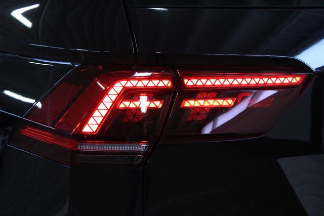 Volkswagen TIGUAN 1.5 TSI ACT Highline Business R | incl. 12 maanden garantie | R-Line | Wegklapbare trekhaak | Adaptive cruise | Navigatie | 19 " lichtmetalen velgen | LED koplampen | DAB+ radio | Parkeersensoren voor en achter | Elektrische kofferklep | Zwarte hemelbekle