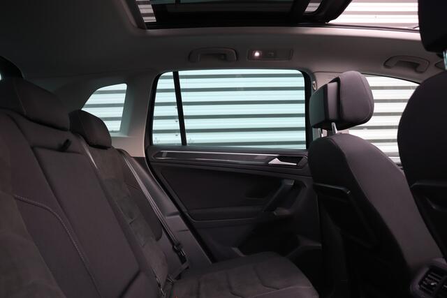 Volkswagen TIGUAN 1.5 TSI Comfortline Business Pano / Trekhaak / Massage Stoel / Stoelverwarming / LED / Camera /