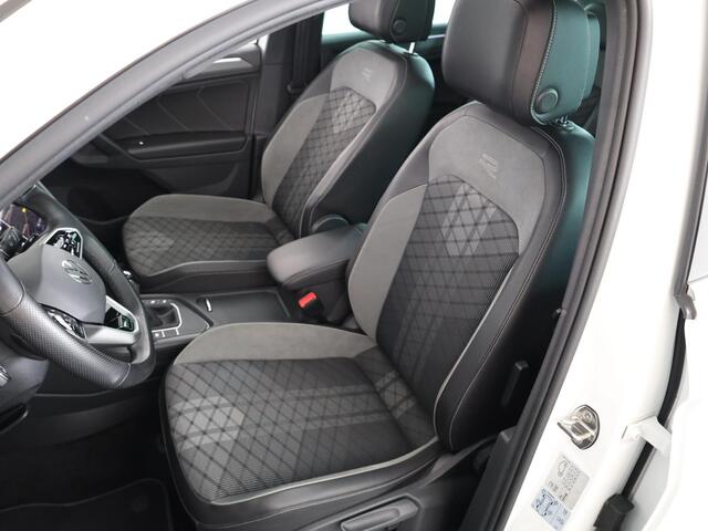 Volkswagen TIGUAN 1.4 TSI eHybrid R-Line Business 245 pk Automaat (DSG) | Navigatie | Panoramadak | Parkeersensoren (Park assist) | Achteruitrijcamera | Adaptieve cruise control | Autom. airco (3 zones) |