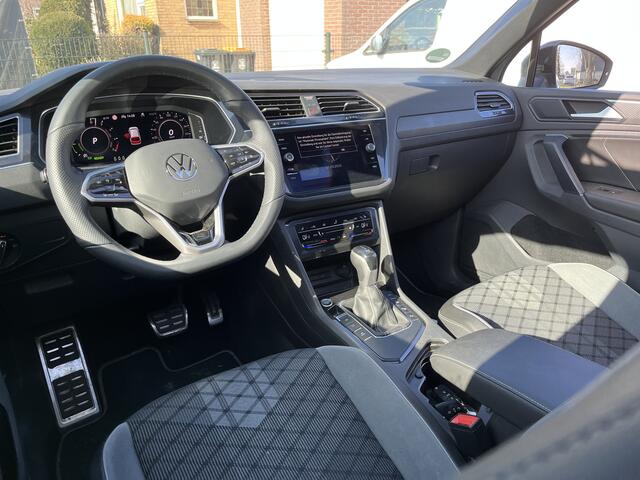 Volkswagen TIGUAN 1.4 TSI eHybrid R-Line / AUTOMAAT/ TREKHAAK/ PANO/ 2X R-LINE/ KEYLESS/ ADAPT. CRUISE/ LED MATRIX/ APP-CONNECT/ NAVI/ RIJ-MODI/ CLIMA/ DAB RADIO/ BLUETOOTH/ SPRAAKBEDIENING/ PARK. SENSOREN + CAMERA
