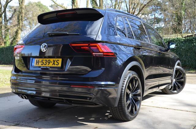 Volkswagen TIGUAN 1.5 TSI ACT Highline Business R Line Automaat/Virtueel-Dashbord/Navi/Pdc/Ecc/Led/Stoelverwarming/Panoramadak/Dynaudio®/20-Inch Lmv/Privacy-Glass/Achteruitrijcamera/Trekhaak-Uitklapbaar