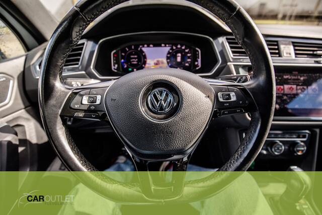 Volkswagen TIGUAN Allspace AUTOMAAT 1.5 TSI Highline Business R-line Zeer mooie Tiguan All-Space AUTOMAAT met bijna alle denkbare opties! Zie onze site voor alle foto's Dealeronderhouden, nieuwe onderhoudsbeurt, PANO, ELEC TREKHAAK, ACHETRUITRIJCAMERA,VOL LEDER ETC!