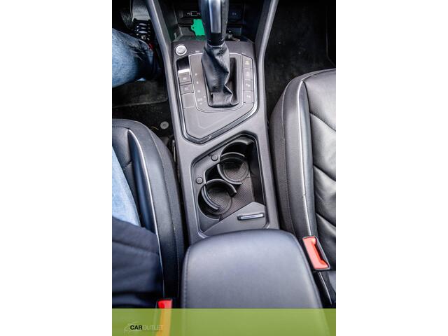 Volkswagen TIGUAN Allspace AUTOMAAT 1.5 TSI Highline Business R-line Zeer mooie Tiguan All-Space AUTOMAAT met bijna alle denkbare opties! Zie onze site voor alle foto's Dealeronderhouden, nieuwe onderhoudsbeurt, PANO, ELEC TREKHAAK, ACHETRUITRIJCAMERA,VOL LEDER ETC!