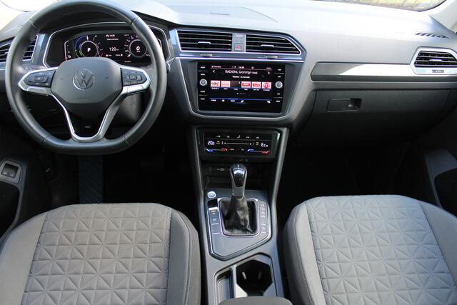 Volkswagen TIGUAN 1.5 eHybrid Life Edition | Achteruitrijcamera | Digital cockpit | Adaptieve cruise controle | Climate controle | Parkeersensoren V+A | Elektrische kofferklep | Keyless entry/start | Navigatie | Apple CarPlay/Android Auto | Schakelmogelijkheid aan stuurwie