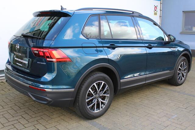 Volkswagen TIGUAN 1.5 eHybrid Life Edition | Achteruitrijcamera | Digital cockpit | Adaptieve cruise controle | Climate controle | Parkeersensoren V+A | Elektrische kofferklep | Keyless entry/start | Navigatie | Apple CarPlay/Android Auto | Schakelmogelijkheid aan stuurwie