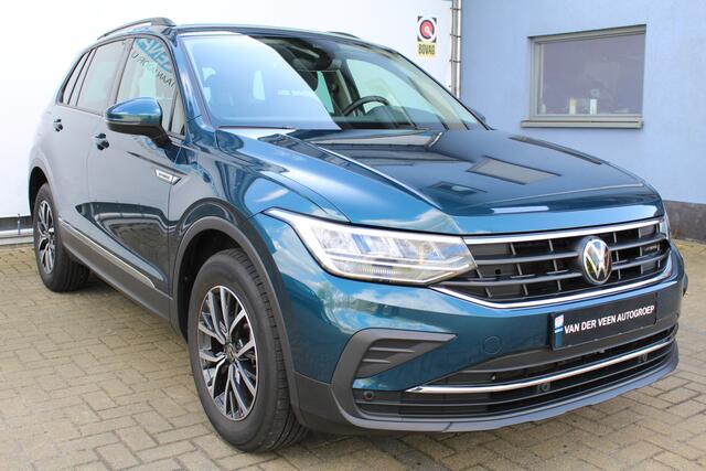 Volkswagen TIGUAN 1.5 eHybrid Life Edition | Achteruitrijcamera | Digital cockpit | Adaptieve cruise controle | Climate controle | Parkeersensoren V+A | Elektrische kofferklep | Keyless entry/start | Navigatie | Apple CarPlay/Android Auto | Schakelmogelijkheid aan stuurwie