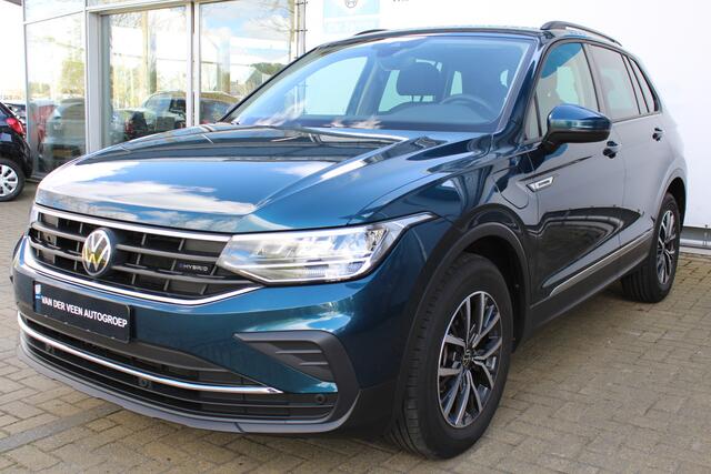 Volkswagen TIGUAN 1.5 eHybrid Life Edition | Achteruitrijcamera | Digital cockpit | Adaptieve cruise controle | Climate controle | Parkeersensoren V+A | Elektrische kofferklep | Keyless entry/start | Navigatie | Apple CarPlay/Android Auto | Schakelmogelijkheid aan stuurwie